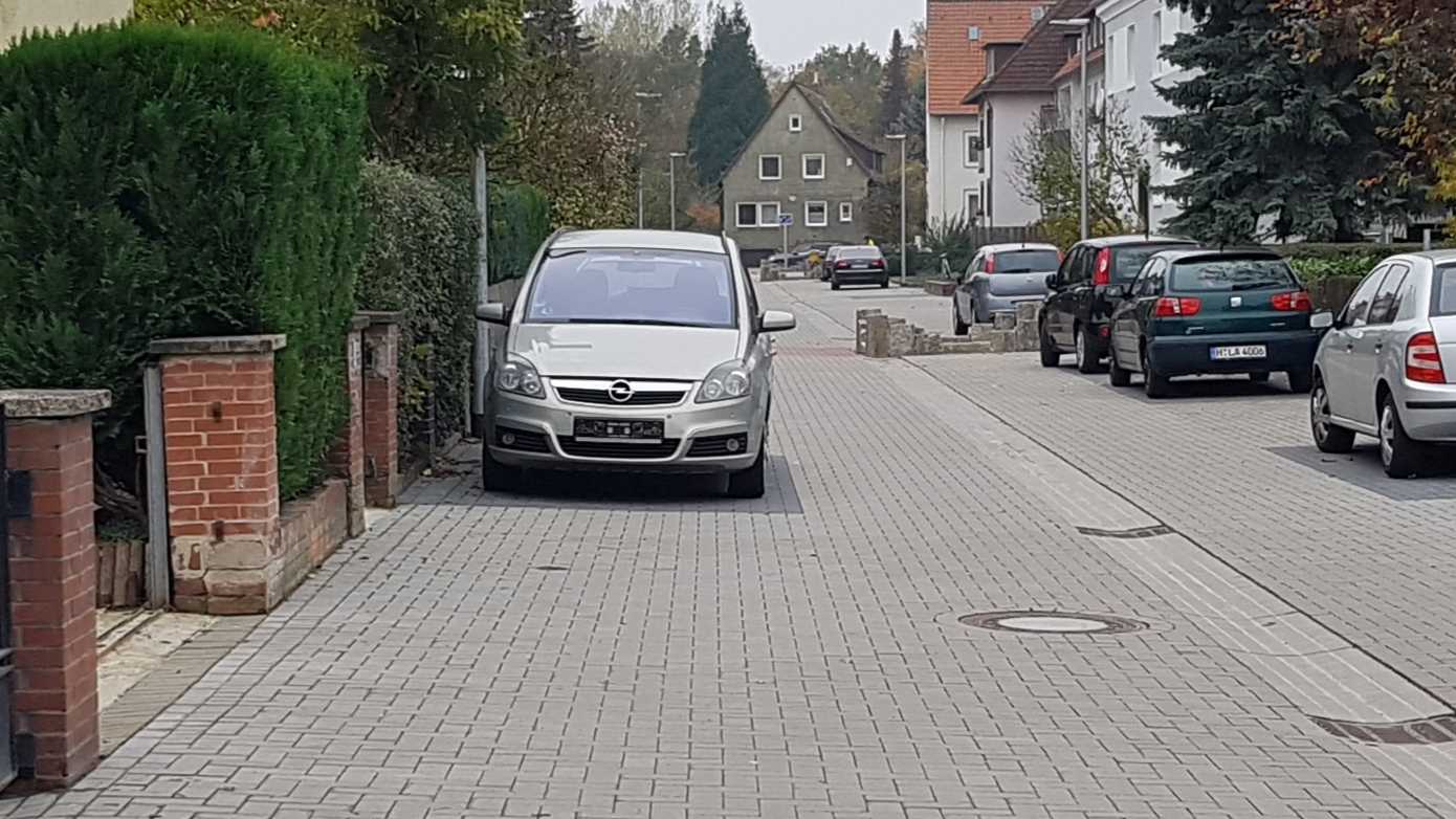 Ein Auto ohne Kennzeichen steht seit Tagen auf einem öffe... (Nr.382379) Langenhagen